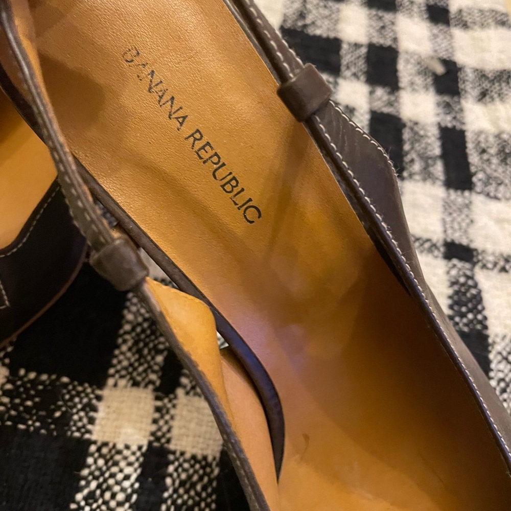 Brown dress shoes Banana Republic close toe, sling back’s woman’s size 7 1/2.